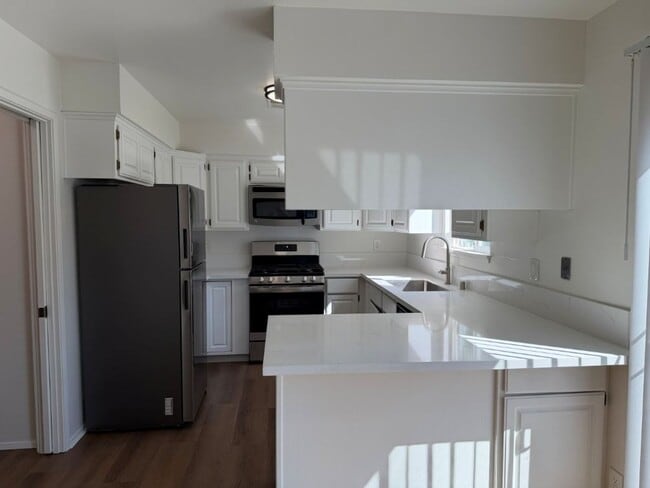 Building Photo - Updated Knollwood Condo with Community Pool