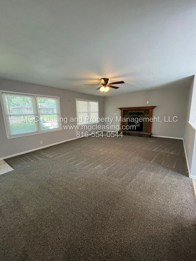 Building Photo - SINGLE FAMILY HOME WITHIN WALKING DISTANCE...