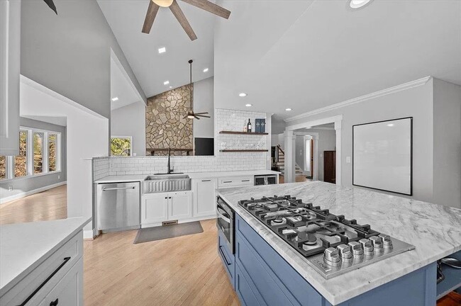 Building Photo - 353 Twin Oaks Dr