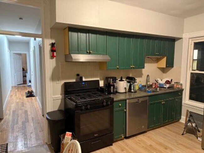 Building Photo - Allston 4.5 Bed  2 Bath - 9/1