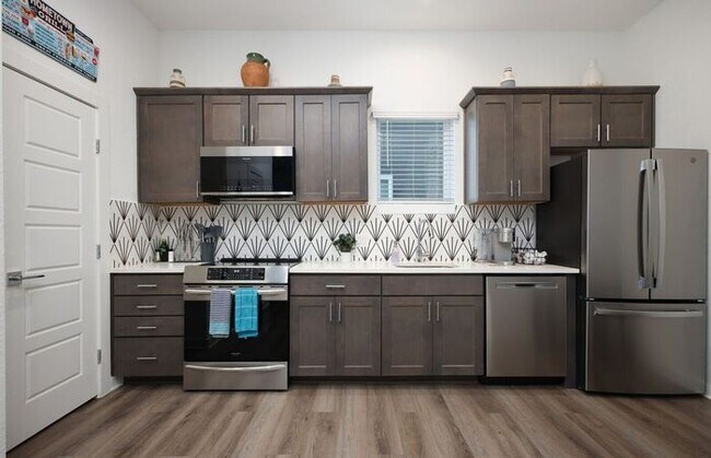 Building Photo - Location, Style, Fully Furnished