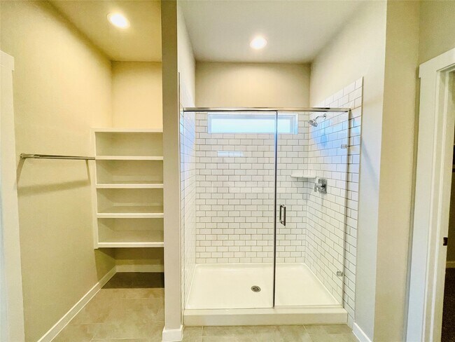 Building Photo - 3310 Silverton Dr
