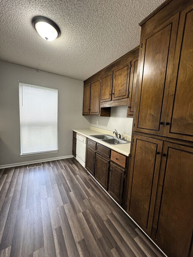 Building Photo - Move In Special: 1/2 Off 1st Month's Rent!