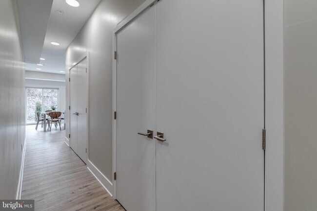 Building Photo - 1952 Bryn Mawr Ave