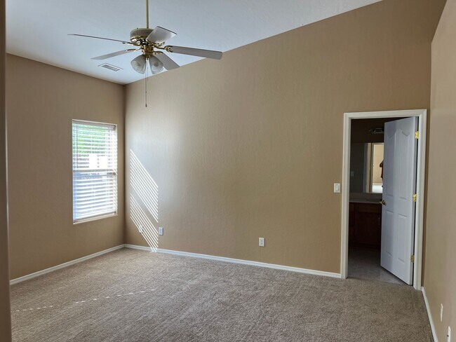 Building Photo - Spacious Three Bedroom Home in Granville R...