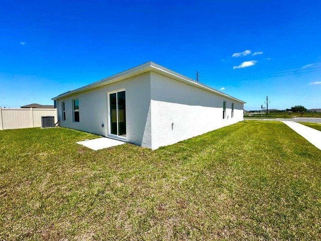 Building Photo - 2102 Chris Dr