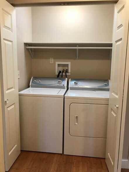 Main floor washer/dryer - 104 Scenic Drive