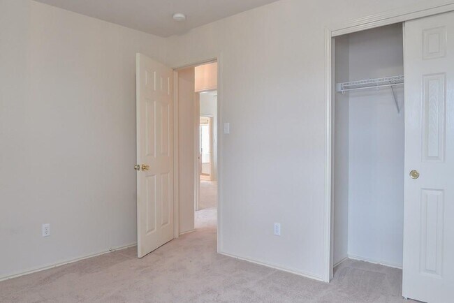 Building Photo - 520 Fort Thomas Pl