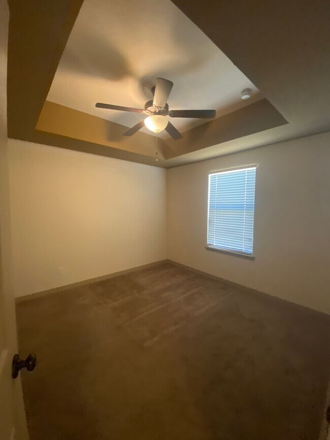 Building Photo - Beautiful 4 Bedroom, 3 Bathroom Home! Avai...