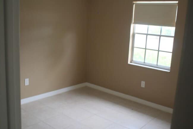 Building Photo - Completely Updated Condo