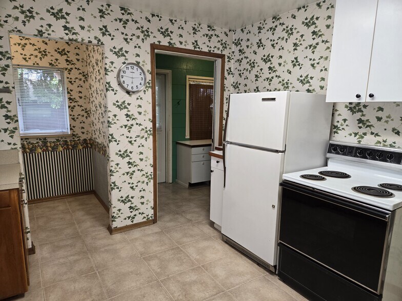 Frig,Stove, Nook+ Porch - 4005 N 24th St