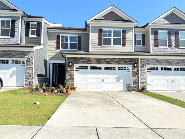 Primary Photo - 4 Bedroom Luxury Townhome in Apex