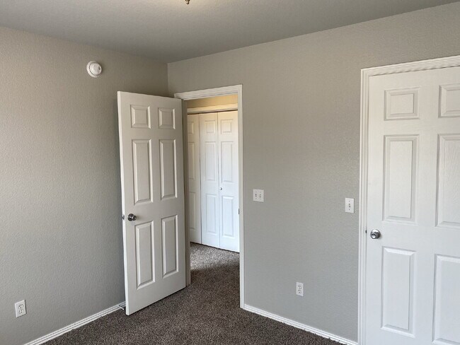 Building Photo - 4902 Hawthorne Way
