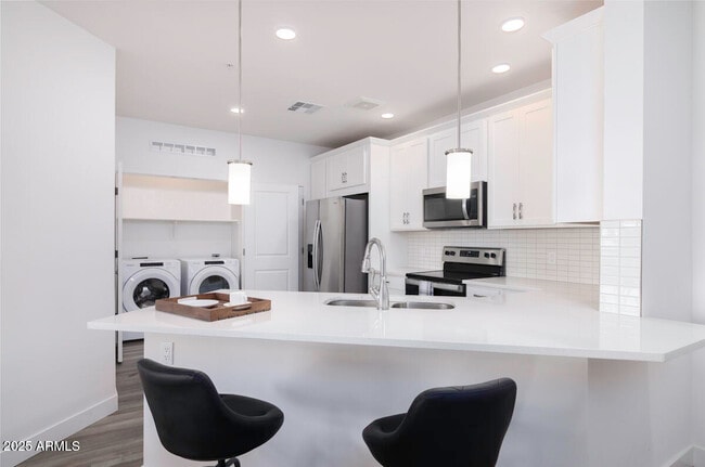 Building Photo - 2511 W Queen Creek Rd