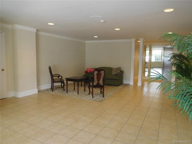 Building Photo - 2 Consulate Dr