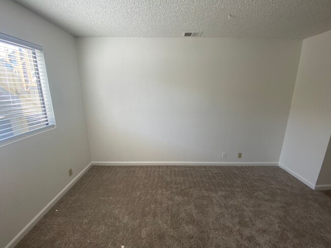 Building Photo - Remodeled 2 Bedroom Apartment - La Tierra Garden Apartements