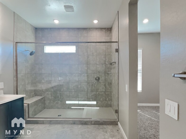 Building Photo - 4839 E Village Dr