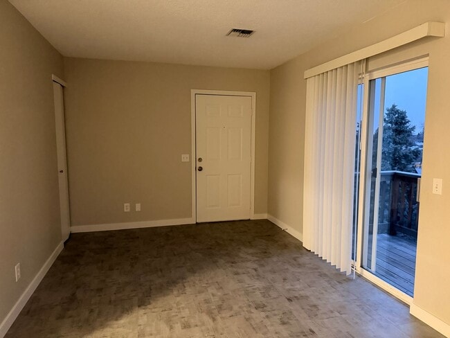 Building Photo - 1073 NE Hidden Valley Dr