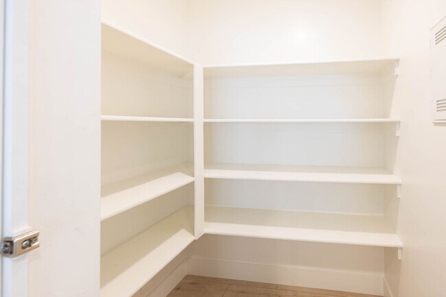 Building Photo - $300 off first month for February & March move-ins! - BEAUTIFUL 3 BED 2.5 BATH TOWNHOME IN SUGAR ...