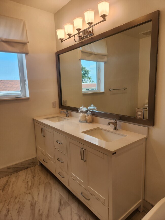 Master Bath - 1861 Coral Heights Blvd