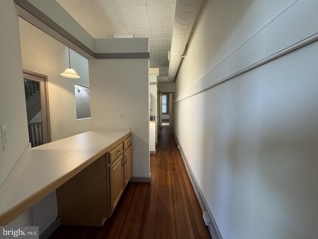 Building Photo - 328 S Broadway