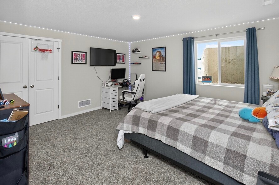 Building Photo - 2843 E 50th Ct