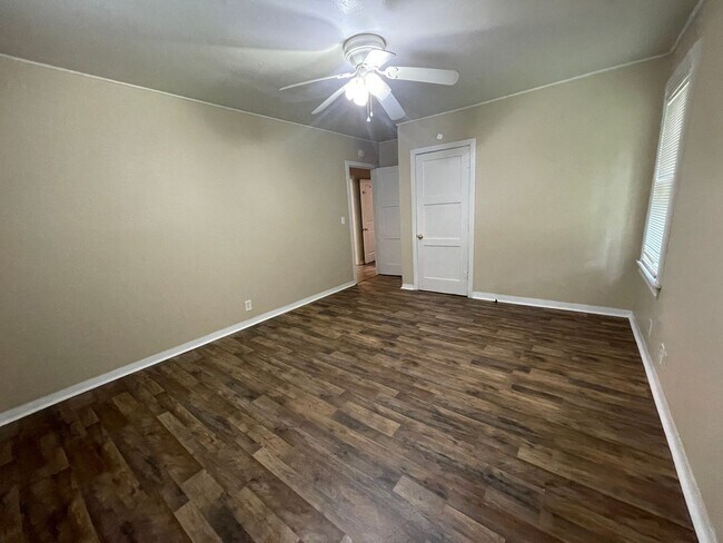 Building Photo - 833 Evangeline Pl