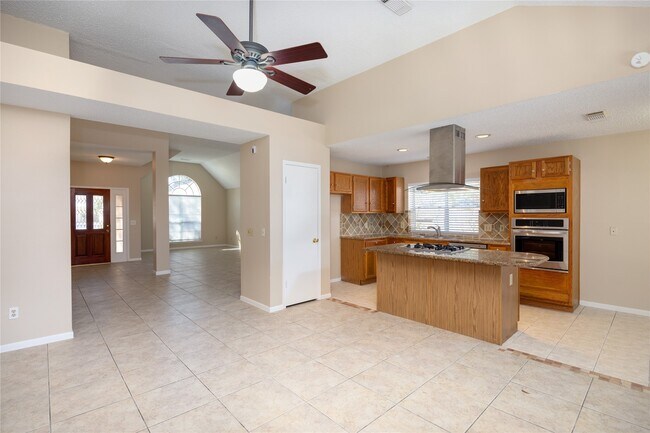 Building Photo - 811 Sierra Lake Dr