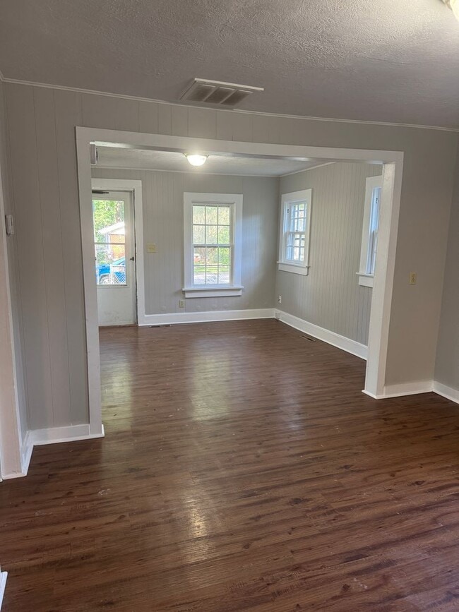 Building Photo - 2 BEDROOM 1 BATH HOUSE LARGE YARD AND GARAGE