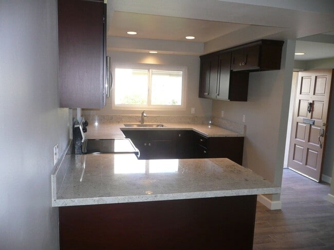 Building Photo - Great 2 bed/2bath in Tustin Villas