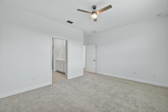 Building Photo - 307 SE Crossoak Ln