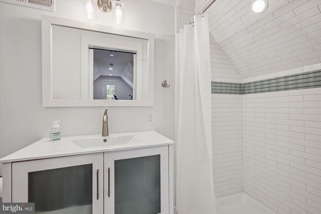 Building Photo - 215 E Chew Ave