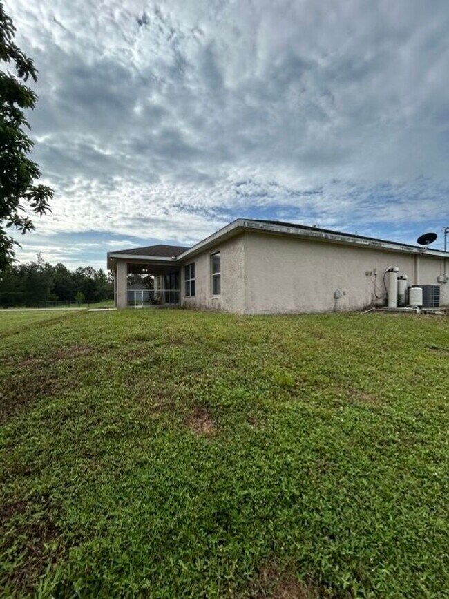 Building Photo - SPACIOUS 3Bd / 2 Ba SINGLE FAMILY HOUSE AVAILABLE