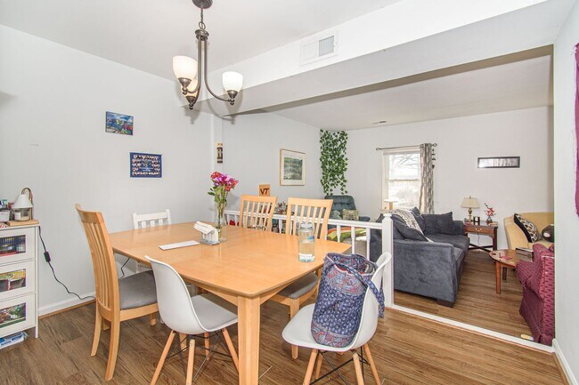 Building Photo - Charming 3 Bed 3.5 Bath Townhome