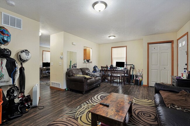 Building Photo - AVAILABLE IN NOVEMBER! 3 Bedroom, 1.5 Bath House in Grand Rapids