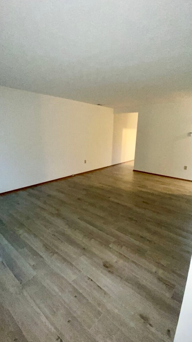 Building Photo - 525 Rosehill Dr