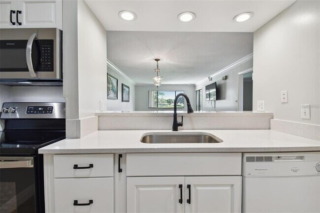 Building Photo - 29129 Bay Hollow Dr
