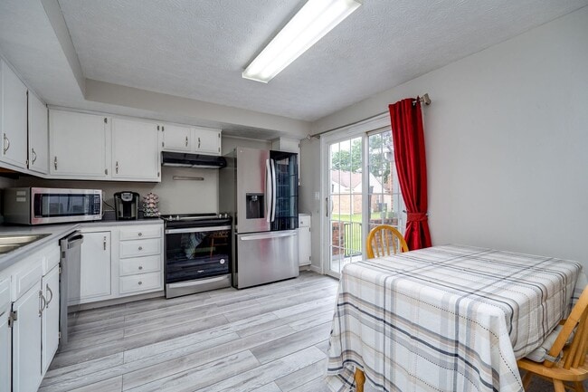 Building Photo - COME SEE THIS BEAUTY!