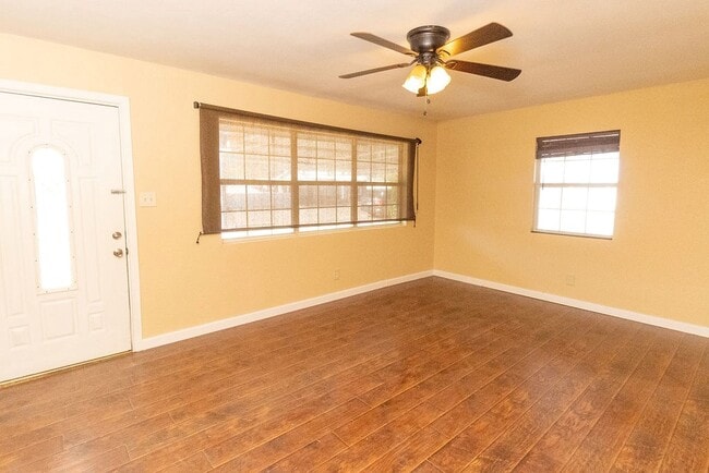 Building Photo - 910 N Carol Ave