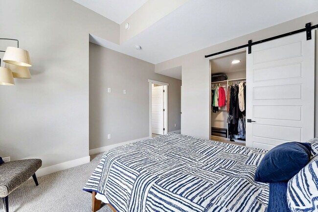 Building Photo - 2869 W Parkside Pl