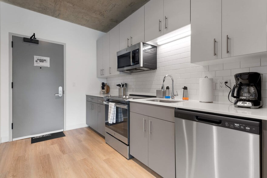 Building Photo - 853 W Blackhawk St