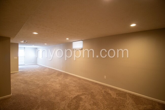 Building Photo - Spacious 4 Bed 2 Bath Home!