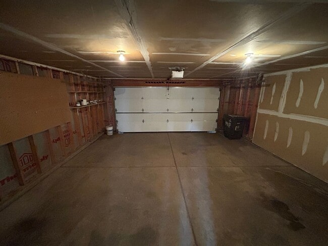 Building Photo - 2 Bed/ 1.5 Bath Home