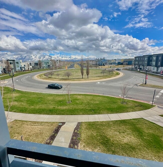 Building Photo - 2 Master Suites Townhome 2 Car Garage