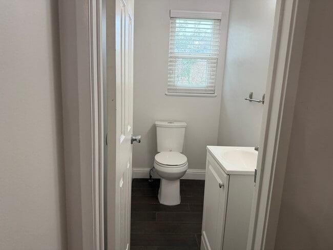 Building Photo - Adorable 3 bedroom 1.5 bath home garden setting