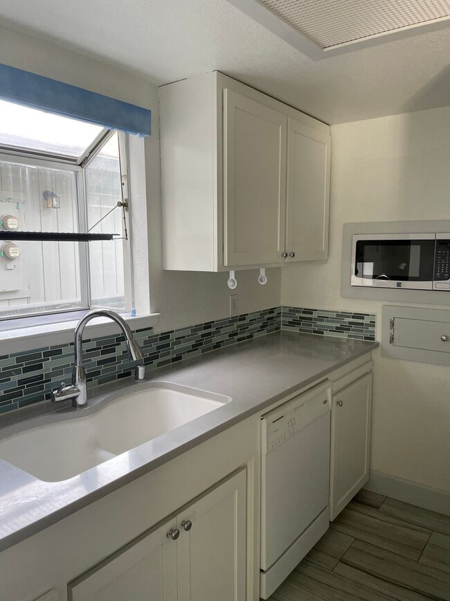 Building Photo - Can you guess why this condo is so popular...