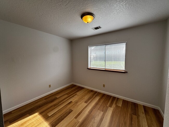 Building Photo - Charming 3 Bedroom 2 Bath home located in Humboldt Hill!