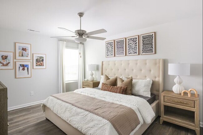 Building Photo - *** Promotion -- Sign lease by January 1 and receive $1000 off first months rent!!  Modern Comfor...