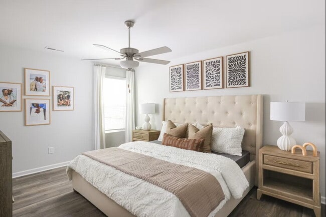 Building Photo - *** Promotion -- Sign lease by January 15 and receive $1000 off first months rent!!  Modern Comfo...