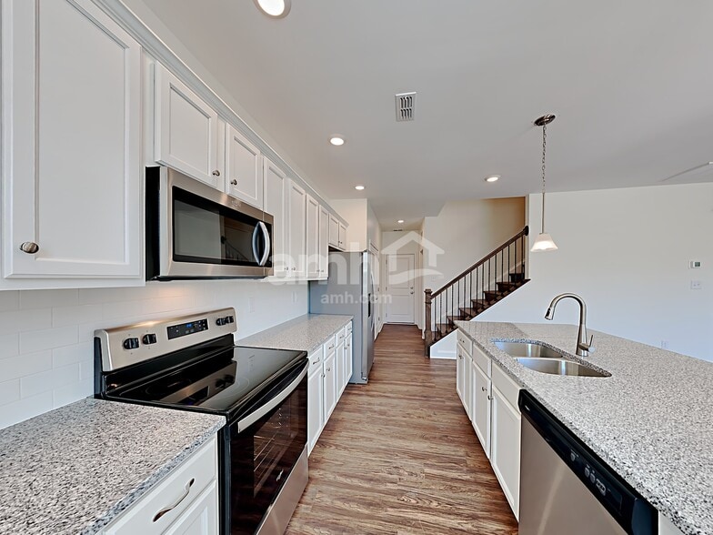 Building Photo - 3213 Pinemount Rd
